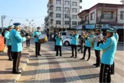 Dev borularla bando eşliğinde şehir turu Dev borularla bando eşliğinde şehir turu