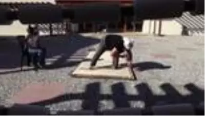 Dokuma tezgahları geleneksel 'Üzümlü Dastar'ı için yeniden kuruldu Dokuma tezgahları geleneksel 'Üzümlü Dastar'ı için yeniden kuruldu