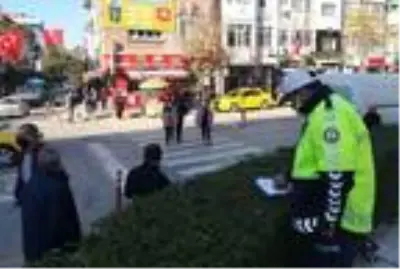 Edirne'de yayalara yol vermeyen sürücülere ceza Edirne'de yayalara yol vermeyen sürücülere ceza