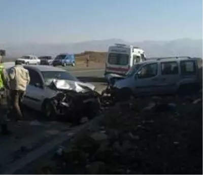 - Elazığ'da araçlar kafa kafaya çarpıştı: 1 çocuk öldü, 7 kişi yaralandı - Elazığ'da araçlar kafa kafaya çarpıştı: 1 çocuk öldü, 7 kişi yaralandı