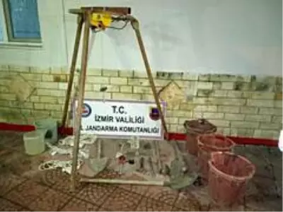 Son dakika haberi: Evin mutfağında kaçak kazı yapıyorlardı, jandarmaya yakalandılar: 6 gözaltı Son dakika haberi: Evin mutfağında kaçak kazı yapıyorlardı, jandarmaya yakalandılar: 6 gözaltı