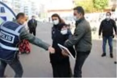 Son dakika haber: Evlat nöbeti tutan ailenin evine 'Size ölüm' yazılı tehdit notu attılar Son dakika haber: Evlat nöbeti tutan ailenin evine 'Size ölüm' yazılı tehdit notu attılar