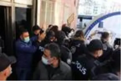 Son dakika haber: Evlat nöbeti tutan ailenin evine 'Size ölüm' yazılı tehdit notu attılar Son dakika haber: Evlat nöbeti tutan ailenin evine 'Size ölüm' yazılı tehdit notu attılar
