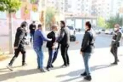 Son dakika haber: Evlat nöbeti tutan ailenin evine 'Size ölüm' yazılı tehdit notu attılar Son dakika haber: Evlat nöbeti tutan ailenin evine 'Size ölüm' yazılı tehdit notu attılar