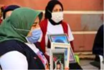 Evlat nöbeti tutan baba: Oğlumun hayali futbolcu olmaktı Evlat nöbeti tutan baba: Oğlumun hayali futbolcu olmaktı