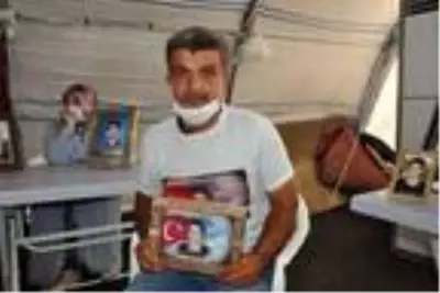 Evlat nöbeti tutan baba: Oğlumun hayali futbolcu olmaktı Evlat nöbeti tutan baba: Oğlumun hayali futbolcu olmaktı