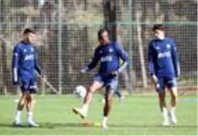 Fenerbahçe'de Gençlerbirliği maçı hazırlıkları sürüyor Fenerbahçe'de Gençlerbirliği maçı hazırlıkları sürüyor
