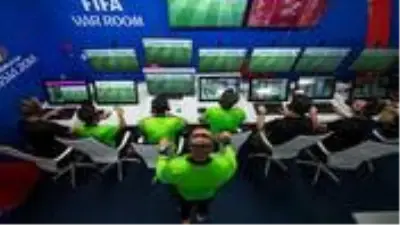 Futbolda robot yardımcı hakemlerin görev yapması gündeme geldi Futbolda robot yardımcı hakemlerin görev yapması gündeme geldi