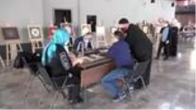 Hattat Mahmut Şahin ve öğrencilerinin eserleri Kocaeli'de sergilendi Hattat Mahmut Şahin ve öğrencilerinin eserleri Kocaeli'de sergilendi