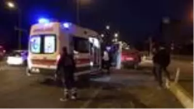 İki otomobil çarpıştı: 4 yaralı İki otomobil çarpıştı: 4 yaralı
