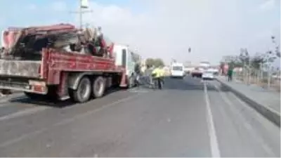 İki tırın arasında sıkışan otomobil hurdaya döndü İki tırın arasında sıkışan otomobil hurdaya döndü