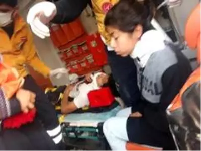 İki tırın arasında sıkışan otomobil hurdaya döndü İki tırın arasında sıkışan otomobil hurdaya döndü