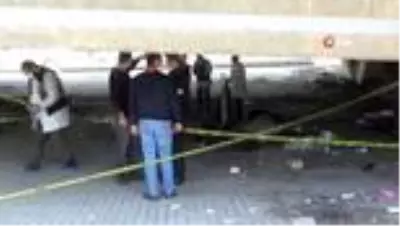 İzmir'de viyadük altında yanmış ceset bulundu İzmir'de viyadük altında yanmış ceset bulundu