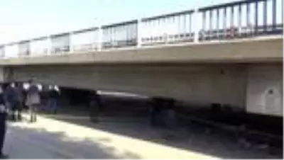 İzmir'de viyadük altında yanmış ceset bulundu İzmir'de viyadük altında yanmış ceset bulundu