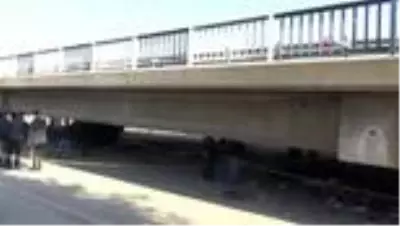 İzmir'de viyadük altında yanmış ceset bulundu İzmir'de viyadük altında yanmış ceset bulundu