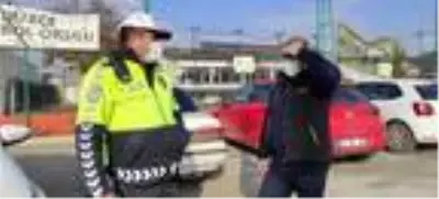 Kamyonetin üstündeki solmuş Türk bayrağını fark eden polis, sürücüye 132 lira ceza kesti Kamyonetin üstündeki solmuş Türk bayrağını fark eden polis, sürücüye 132 lira ceza kesti