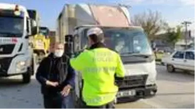 Kamyonetin üstündeki solmuş Türk bayrağını fark eden polis, sürücüye 132 lira ceza kesti Kamyonetin üstündeki solmuş Türk bayrağını fark eden polis, sürücüye 132 lira ceza kesti