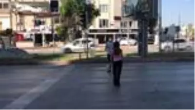 Kırmızı ışıkta 'jonglör' gösterisi Kırmızı ışıkta 'jonglör' gösterisi