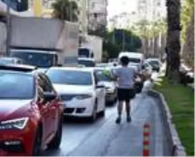 Kırmızı ışıkta jonglör gösterisi Kırmızı ışıkta jonglör gösterisi