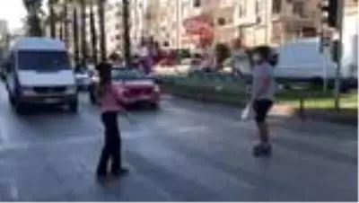 Kırmızı ışıkta 'jonglör' gösterisi Kırmızı ışıkta 'jonglör' gösterisi