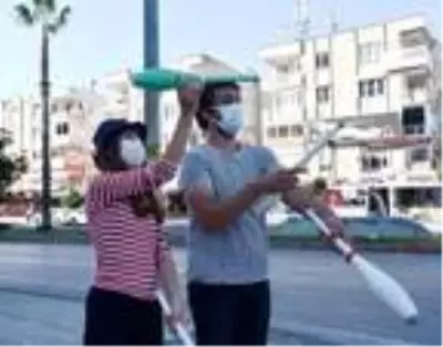 Kırmızı ışıkta jonglör gösterisi Kırmızı ışıkta jonglör gösterisi