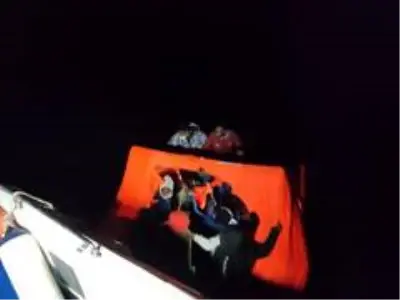 Kuşadası açıklarında can salları içinde 36 göçmen kurtarıldı Kuşadası açıklarında can salları içinde 36 göçmen kurtarıldı