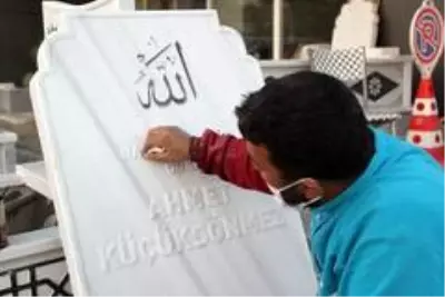 Mezar taşı ustasından ilginç korona virüs mesajı: 'Maske takmadığınız için teşekkür ederiz' Mezar taşı ustasından ilginç korona virüs mesajı: 'Maske takmadığınız için teşekkür ederiz'