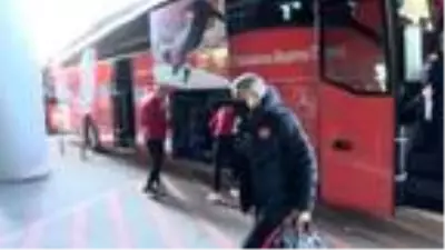 Milliler, Macaristan'a uçtu