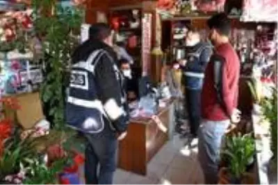 Nevşehir'de maske takmayan 36 kişiye ceza yazıldı Nevşehir'de maske takmayan 36 kişiye ceza yazıldı