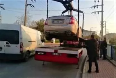 Otomobil tarlaya uçtu, sürücüsünün burnu bile kanamadı Otomobil tarlaya uçtu, sürücüsünün burnu bile kanamadı