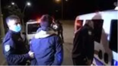 Polisin kimlik sorduğu ve maske takmalarını söylediği şüpheliler taşla polise saldırdı Polisin kimlik sorduğu ve maske takmalarını söylediği şüpheliler taşla polise saldırdı
