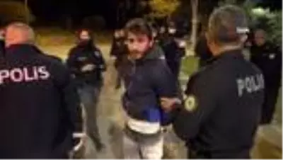 Polisin kimlik sorduğu ve maske takmalarını söylediği şüpheliler taşla polise saldırdı Polisin kimlik sorduğu ve maske takmalarını söylediği şüpheliler taşla polise saldırdı