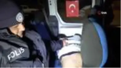 Polisin kimlik sorduğu ve maske takmalarını söylediği şüpheliler taşla polise saldırdı Polisin kimlik sorduğu ve maske takmalarını söylediği şüpheliler taşla polise saldırdı