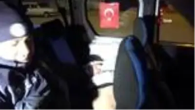 Polisin kimlik sorduğu ve maske takmalarını söylediği şüpheliler taşla polise saldırdı Polisin kimlik sorduğu ve maske takmalarını söylediği şüpheliler taşla polise saldırdı