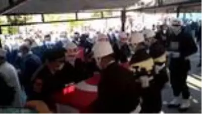 Son dakika haberleri: Şehit Piyade Uzman Çavuş Abdurrahman Topuksuz'un cenazesi toprağa verildi (2) Son dakika haberleri: Şehit Piyade Uzman Çavuş Abdurrahman Topuksuz'un cenazesi toprağa verildi (2)