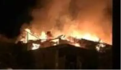 Sındırgı'daki yangında 5 ev zarar gördü, 1 kişi yaralandı, 1 kişi aranıyor Sındırgı'daki yangında 5 ev zarar gördü, 1 kişi yaralandı, 1 kişi aranıyor