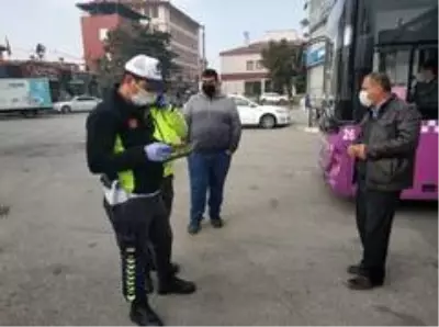 Sivil polislerden halk otobüsünde Covid-19 denetimi Sivil polislerden halk otobüsünde Covid-19 denetimi
