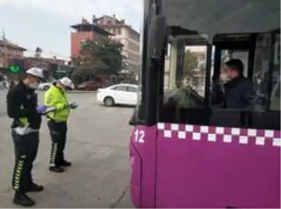 Sivil polislerden halk otobüsünde Covid-19 denetimi Sivil polislerden halk otobüsünde Covid-19 denetimi