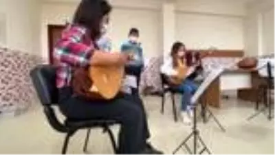Sultanhanı'nda bağlama kursuna yoğun ilgi Sultanhanı'nda bağlama kursuna yoğun ilgi