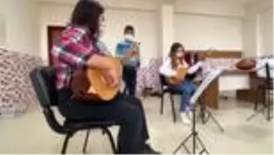 Sultanhanı'nda bağlama kursuna yoğun ilgi Sultanhanı'nda bağlama kursuna yoğun ilgi