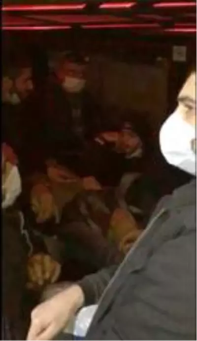 Tekirdağ'da biri lüks, 2 minibüste 22 kaçak göçmen yakalandı Tekirdağ'da biri lüks, 2 minibüste 22 kaçak göçmen yakalandı