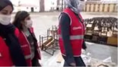 Türk Kızılay gönüllüleri ara tatilde köy okulunu boyayıp sınıfları temizledi Türk Kızılay gönüllüleri ara tatilde köy okulunu boyayıp sınıfları temizledi
