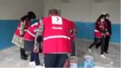 Türk Kızılay gönüllüleri ara tatilde köy okulunu boyayıp sınıfları temizledi Türk Kızılay gönüllüleri ara tatilde köy okulunu boyayıp sınıfları temizledi