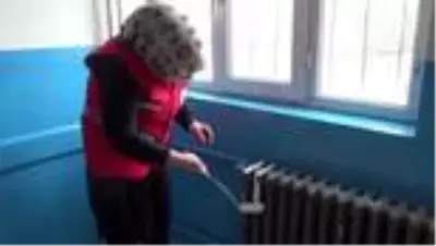 Türk Kızılay gönüllüleri ara tatilde köy okulunu boyayıp sınıfları temizledi Türk Kızılay gönüllüleri ara tatilde köy okulunu boyayıp sınıfları temizledi