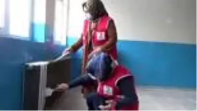 Türk Kızılay gönüllüleri ara tatilde köy okulunu boyayıp sınıfları temizledi Türk Kızılay gönüllüleri ara tatilde köy okulunu boyayıp sınıfları temizledi