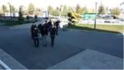 Uyuşturucu operasyonunda yakalanan 2 zanlıdan biri tutuklandı Uyuşturucu operasyonunda yakalanan 2 zanlıdan biri tutuklandı