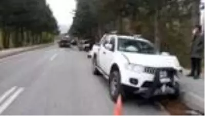 AFYONKARAHİSAR - Kamyonetle otomobil çarpıştı: 3 yaralı