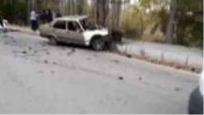 AFYONKARAHİSAR - Kamyonetle otomobil çarpıştı: 3 yaralı