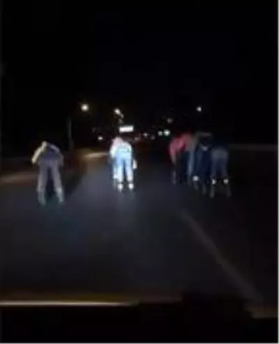 Antalya'da patenli gençlerin tehlikeli yolculuğu Antalya'da patenli gençlerin tehlikeli yolculuğu