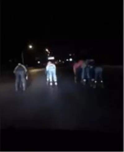 Antalya'da patenli gençlerin tehlikeli yolculuğu Antalya'da patenli gençlerin tehlikeli yolculuğu